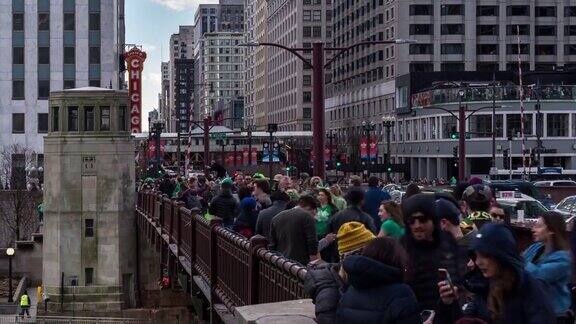 时光流逝:在美国的圣帕特里克节上游客行人穿过芝加哥市中心的大桥