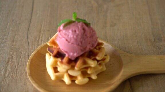 草莓冰淇淋加华夫饼