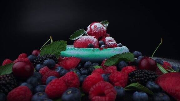 草莓冰淇淋装在瓷碗里放在大理石砧板上黑暗的背景甜品广告理念