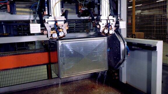 工厂生产线上的工业机器人设备