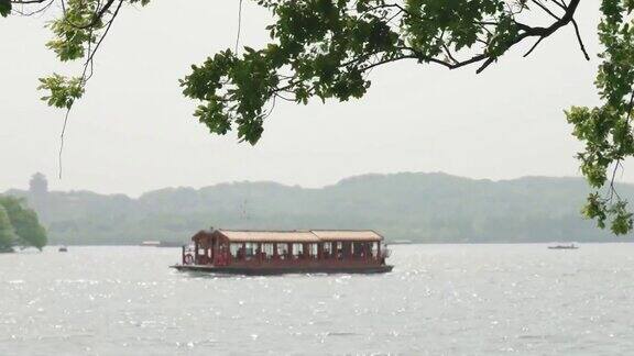 中国杭州西湖上的传统帆船