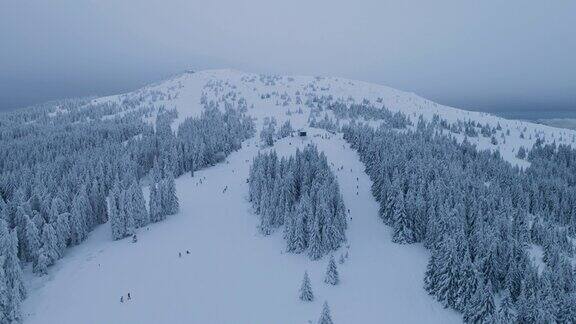 越过高山滑雪坡