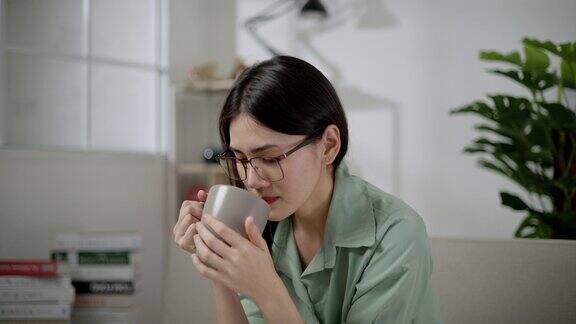 亚洲年轻女子喝完饮料后露出清新的笑容