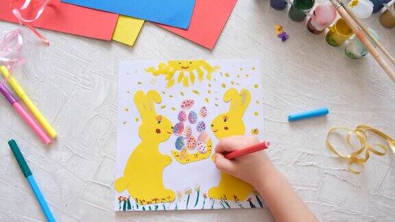 孩子用彩色的纸制作复活节兔子卡片贴花