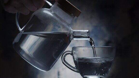 将纯热水从茶壶倒入茶杯中