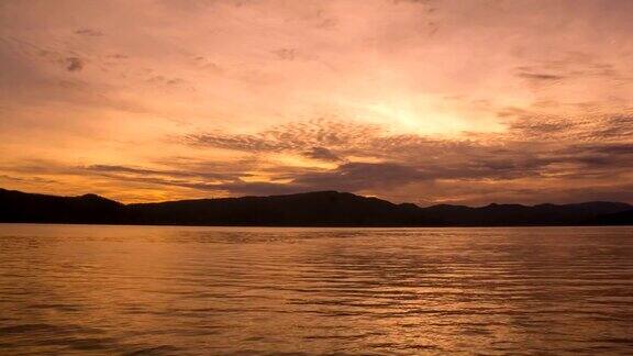 印度尼西亚萨莫塞尔岛托巴湖上的日出与倒影