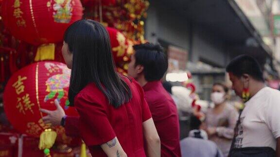 中国夫妇在春节购物