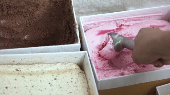 俯视图用勺子舀草莓味的冰淇淋