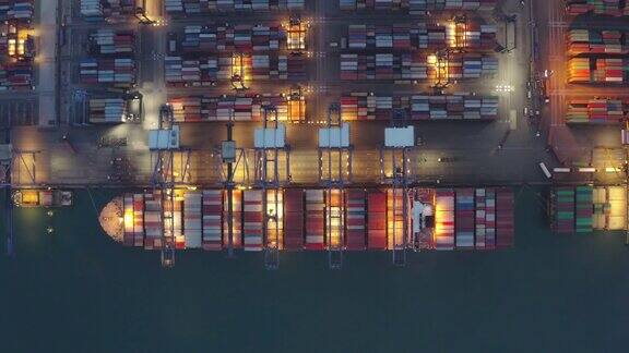 集装箱船夜间作业远洋集装箱船经营国际进出口物流运输鸟瞰图