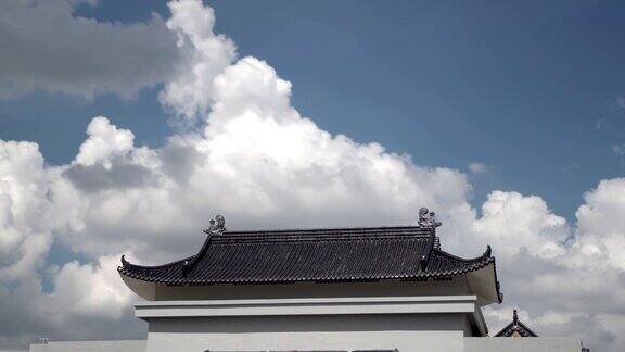 云在中国寺庙屋顶上盘旋时间流逝