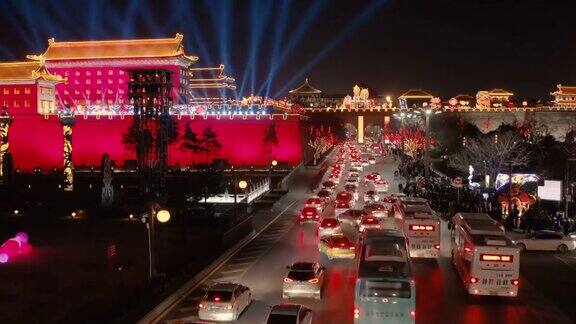 中国陕西西安古城墙南门附近夜间交通鸟瞰图
