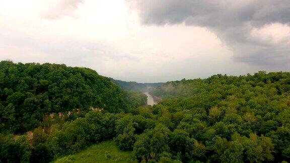 在雷雨中飞越河谷