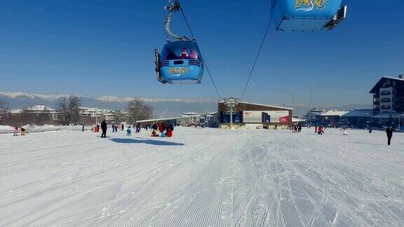缆车将人们运送到滑雪场
