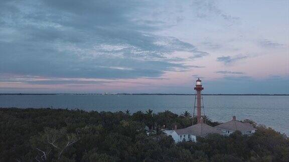日落时的萨尼贝尔岛灯塔
