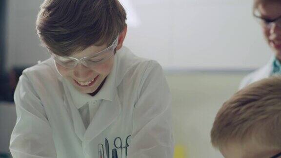 男孩们在实验室里玩得很开心用手制作动力沙近距离
