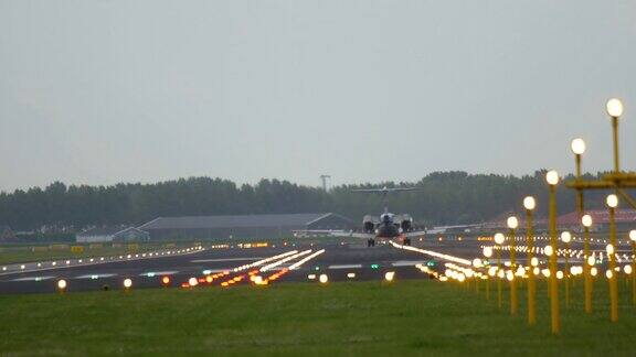 一架喷气式飞机在阿姆斯特丹降落
