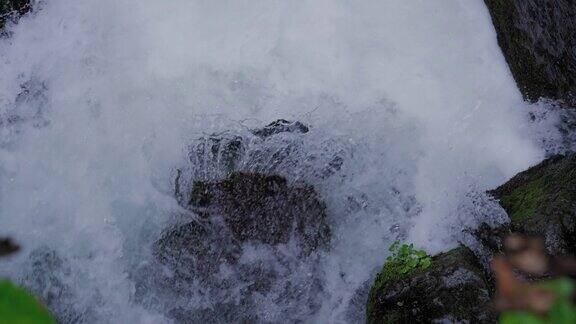 瀑布从岩石边缘落下