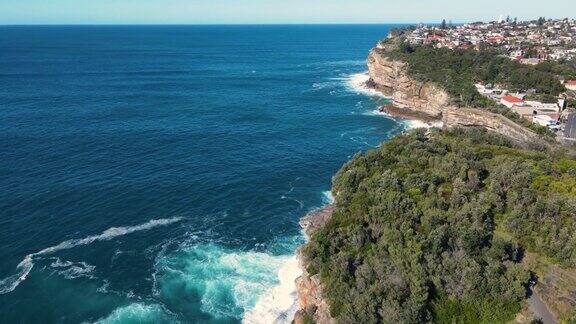 无人机拍摄的屈臣氏湾在东悉尼沿着海岸悬崖和人行道南下