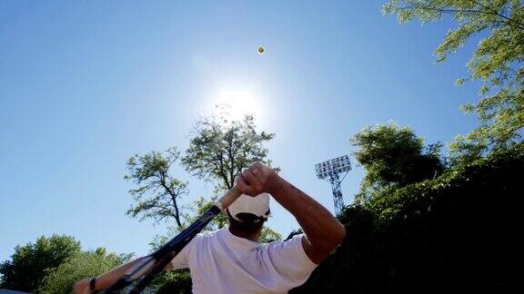 男子显示网球在阳光下发球