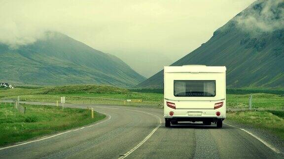露营车在路上冰岛之旅
