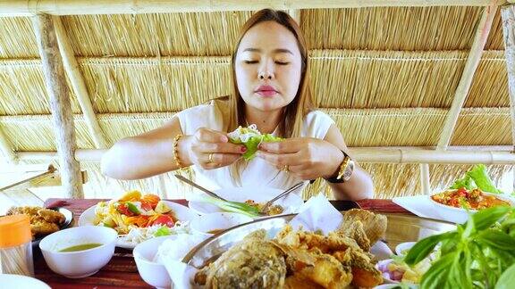亚洲女人把食物塞进嘴里