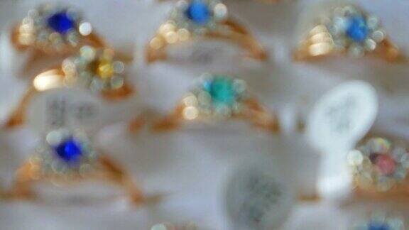 各式各样的镶钻银戒指陈列在珠宝店的橱窗里