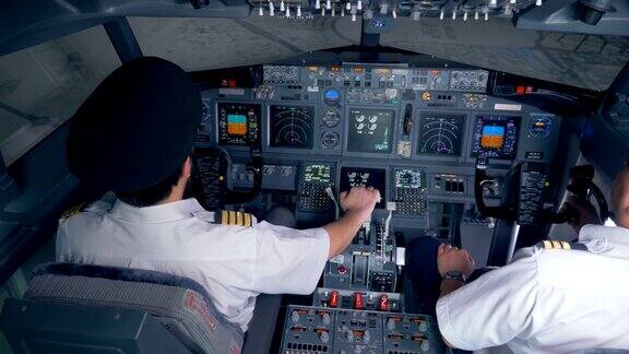两名飞行员在模拟器中准备飞行4k