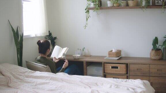 一个年轻女子在她的公寓里看书