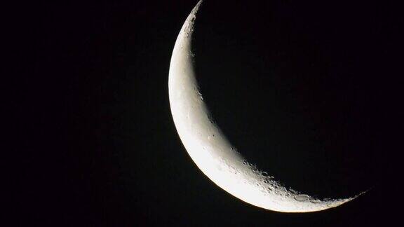 静止视图近地卫星月亮在天空中移动通过框架在万宁月相从望远镜看宇宙