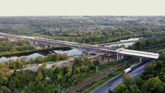 公路建设鸟瞰图包括桥梁跨越运河沼泽铁路和公路轨道