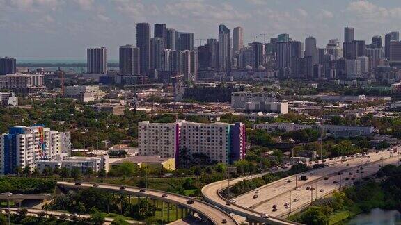 鸟瞰图迈阿密设计区在住宅社区和大高架交叉州际95和州际195在北迈阿密佛罗里达州无人机拍摄的b-roll镜头和平移摄像机的运动