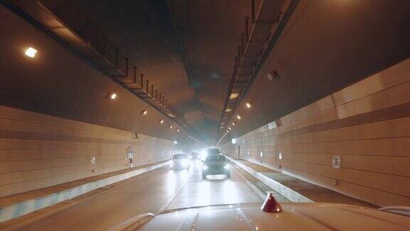 在公路隧道中行驶的汽车