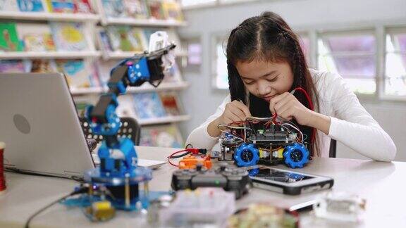 孩子们在教室里组装机器人和机器人教育理念、创新、智慧和天才