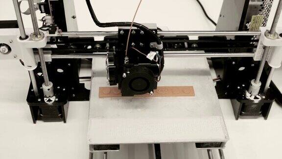 三维打印机在学校实验室工作期间3D塑料打印机3D打印