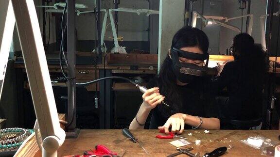 亚洲韩国女学生在大学工作台制作珠宝