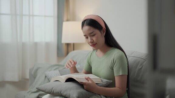 亚洲妇女放松地穿着便服看书