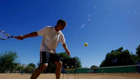 男子在阳光下练习网球发球