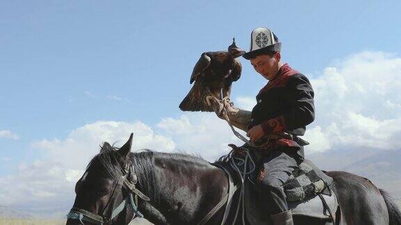 在吉尔吉斯斯坦的天山骑在马上的鹰猎人
