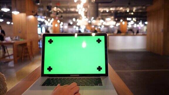 用绿色屏幕显示器输入笔记本电脑的键盘