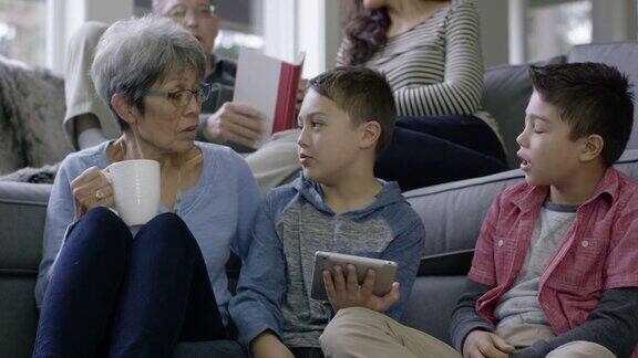 年轻的少数民族男孩用科技帮助他们的祖母
