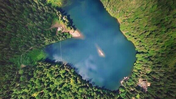 令人难以置信的美丽的蓝色湖泊被绿色的松树和冷杉包围在山上从上面看