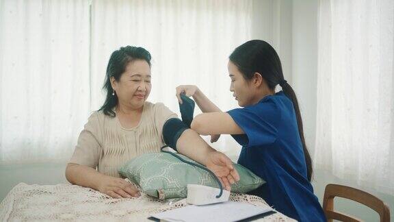 护士在家为老年病人量血压