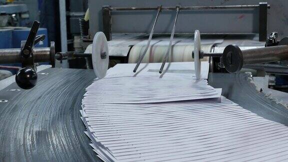 信封由一台机器生产在一家大工厂流水线上