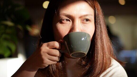 女人在休息时间去咖啡馆喝咖啡