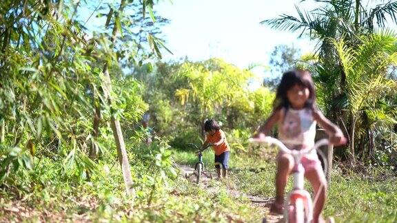 两个孩子在乡下骑自行车