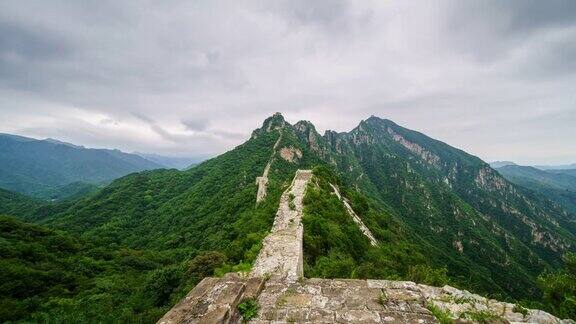 夏季长城绿山云雾景(延时)