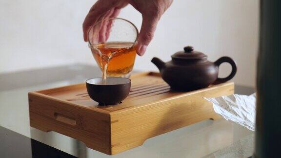 一名茶师将神奇的中国茶倒入碗中这是一场地道的中国仪式正宗的茶用具4k慢动作