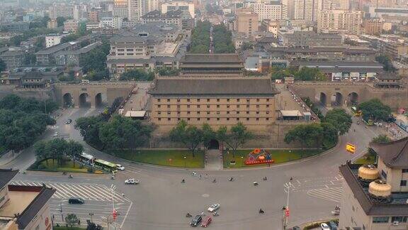 中国西安日落时的古城墙鸟瞰图