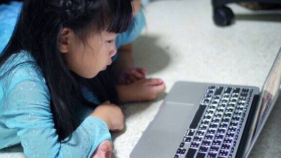 年轻女孩在玩笔记本电脑