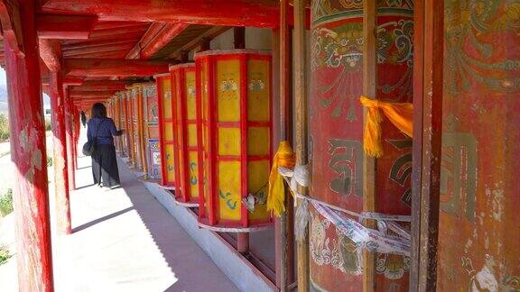 中国青海大寺附近藏传佛教寺院的转经轮